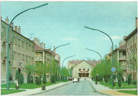 Móra Ferenc utca szemben a Kossuth Iskola